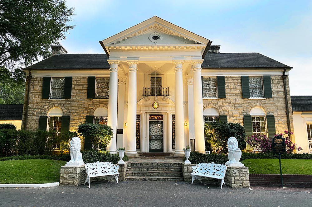 Graceland Mansion Dusk | The Guest House at Graceland Graceland Mansion Dusk